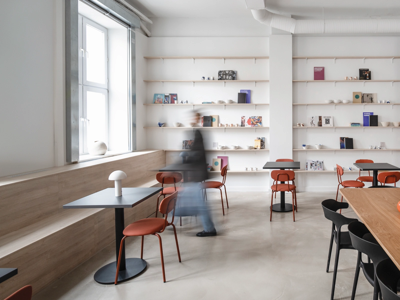 Wygodna przestrzeń, kanapy, fotele i stoliki