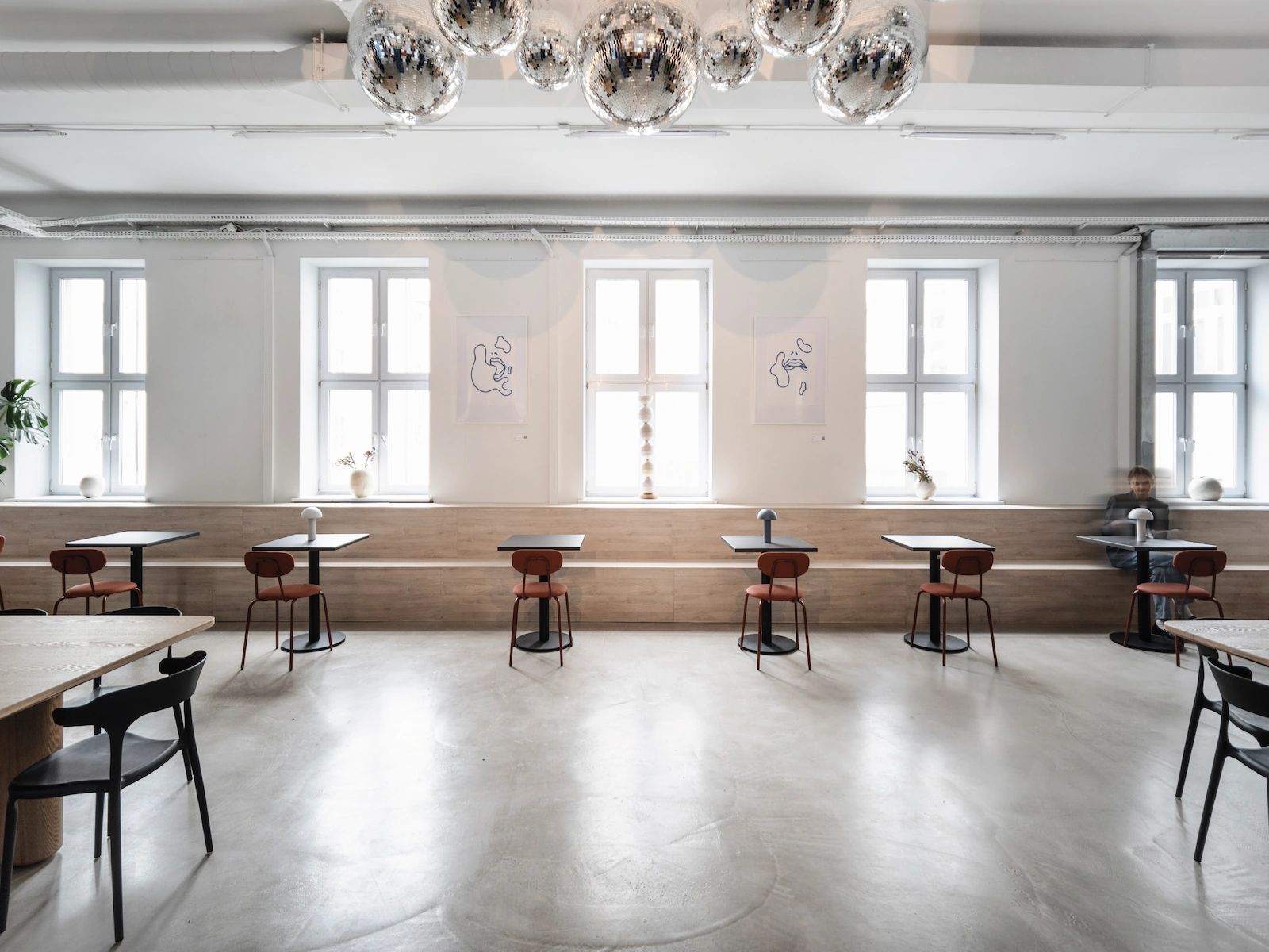 Wygodna przestrzeń, kanapy, fotele i stoliki