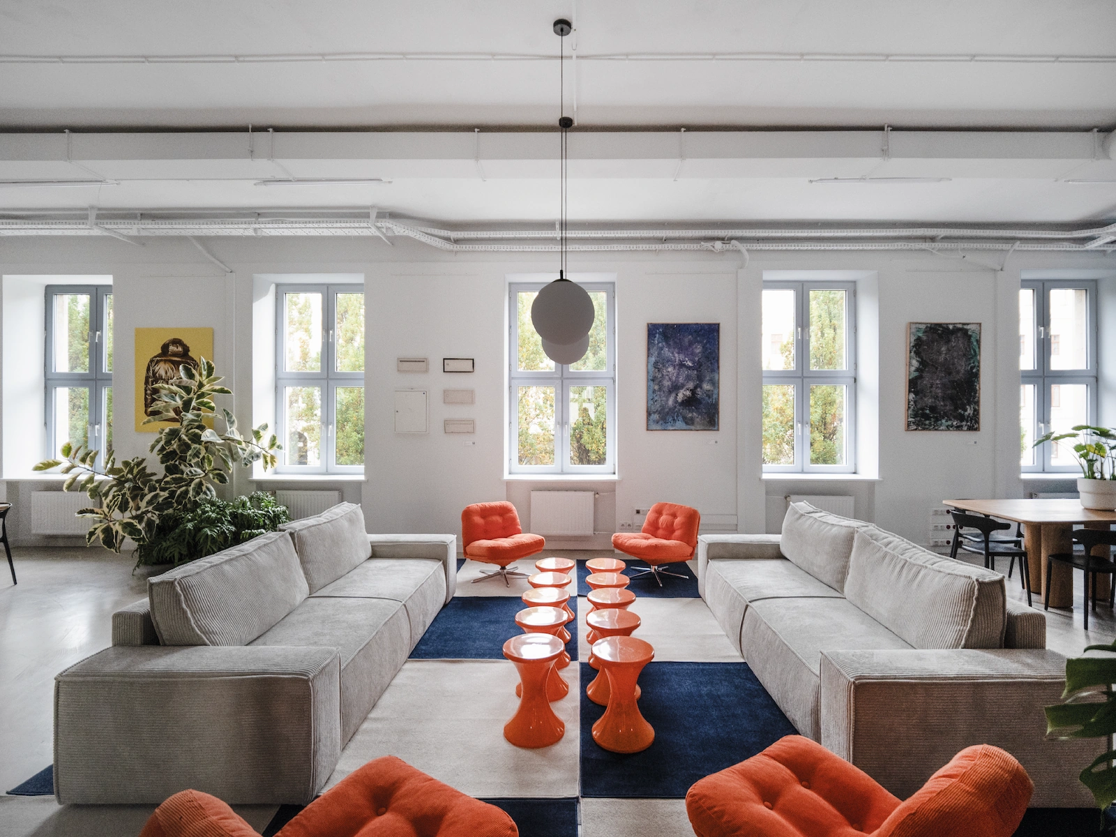 Wygodna przestrzeń, kanapy, fotele i stoliki