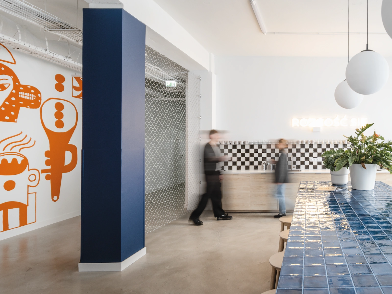 Wygodna przestrzeń, kanapy, fotele i stoliki